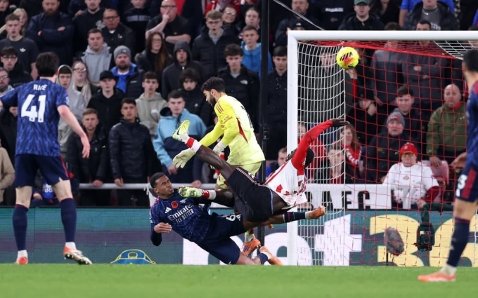 Arsenal rơi chiến thắng ở phút bù Ngoại hạng Anh