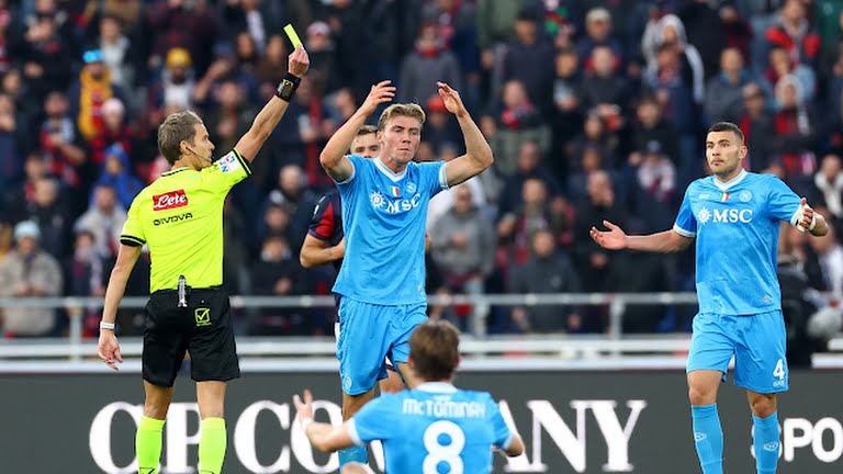 Bologna đánh bại Napoli trong ngày Hojlund mờ nhạt