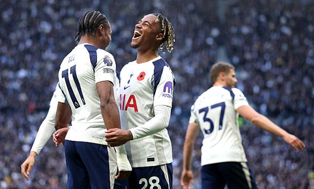 HLV Amorim chỉ ra điều đáng lo của Man Utd khi hút chết trước Tottenham - 2