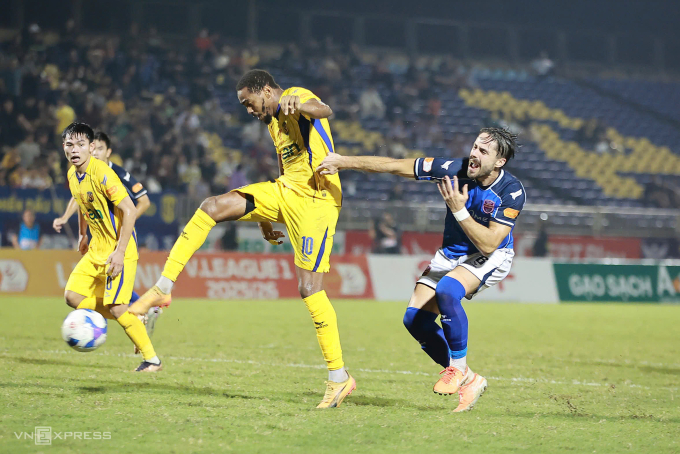 SLNA ngắt mạch tám trận không thắng ở V-League