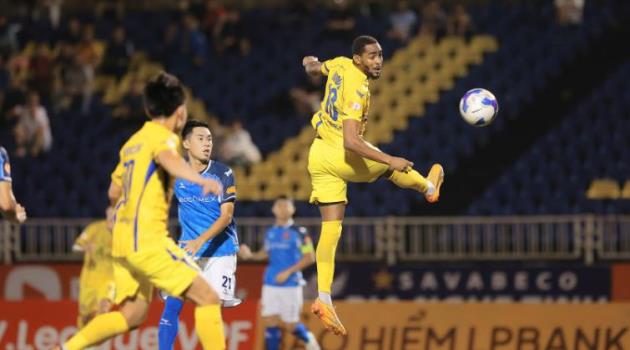 SLNA thắng nghẹt thở Becamex TP.HCM 2-1 trên sân Vinh