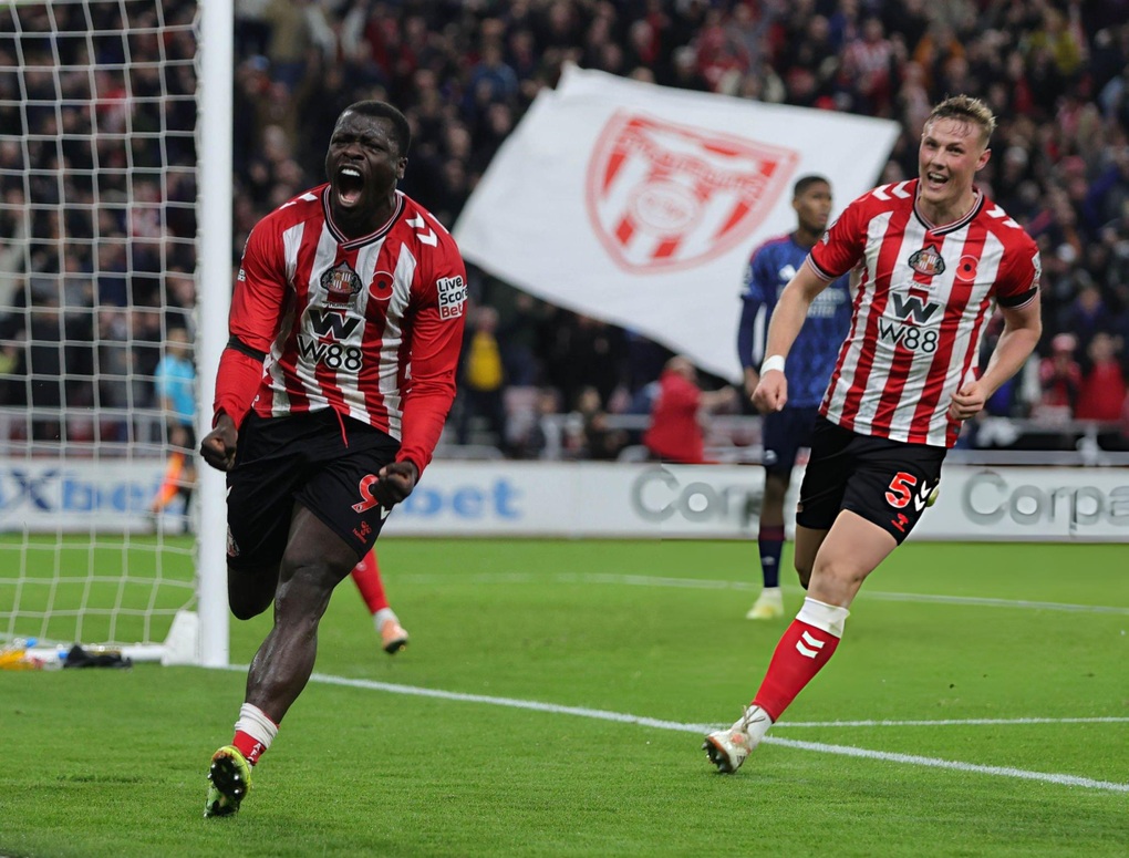 Sunderland cầm hòa kịch tính Arsenal tại sân Ánh sáng