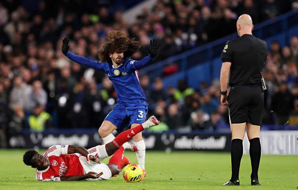 Chelsea vượt khó trong thế thiếu người, buộc Arsenal chia điểm