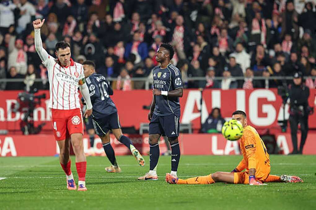 Real Madrid tiếp tục ~vấp ngã~, mất ngôi đầu vào tay Barcelona