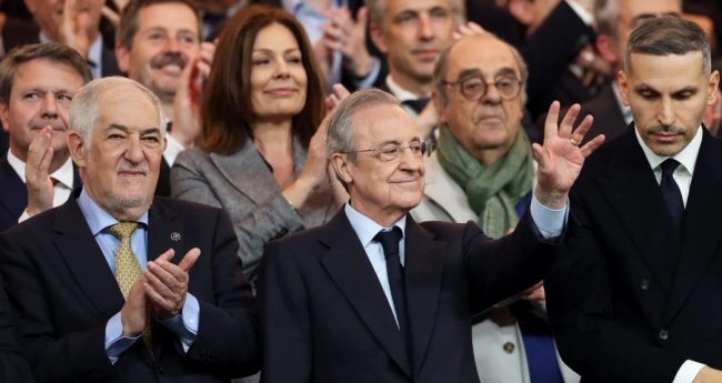 Chủ tịch Perez động viên Alonso trước trận đấu Man City.