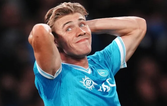 Hoijlund thăng hoa trong m&agrave;u &aacute;o Napoli.