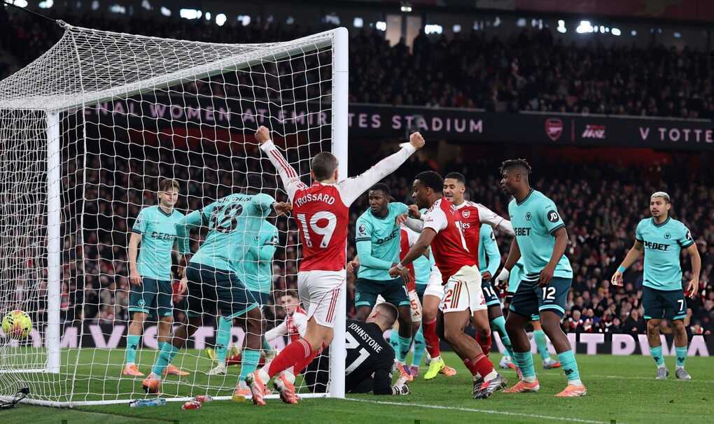 Arsenal đánh bại đội cuối bảng nhờ cú đúp phản lưới nhà - 2