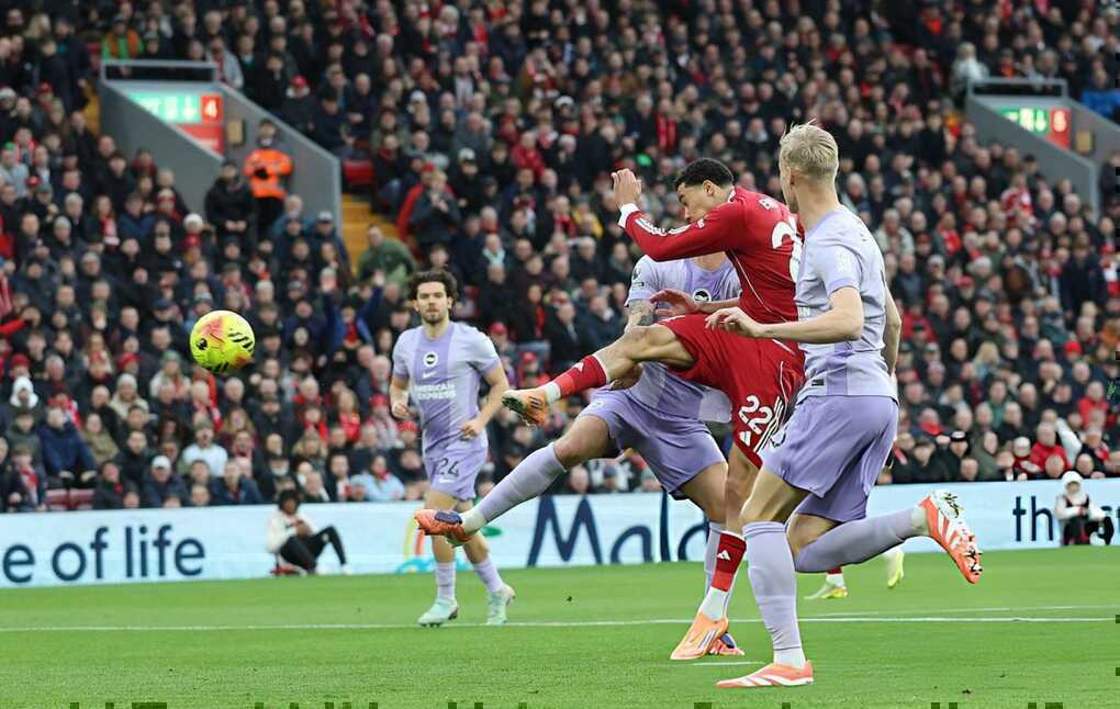 Ekitike lập cú đúp, Liverpool vượt lên trên Man Utd