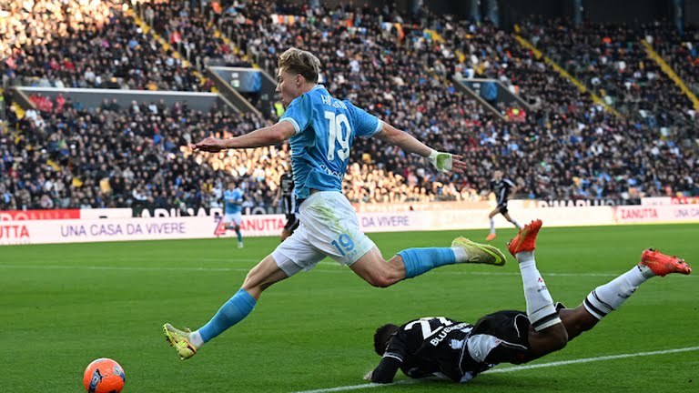 D&agrave;n sao của Napoli ho&agrave;n to&agrave;n bất lực.