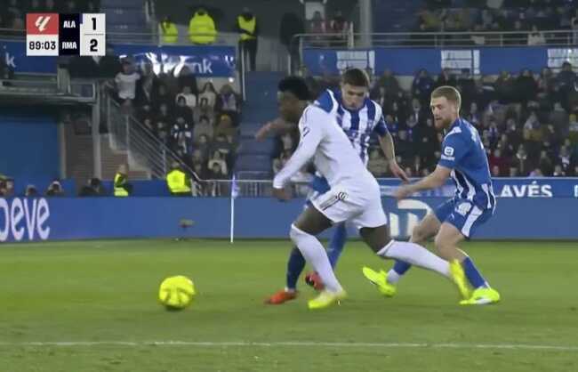 T&igrave;nh huống Vinicius bị phạm lỗi.