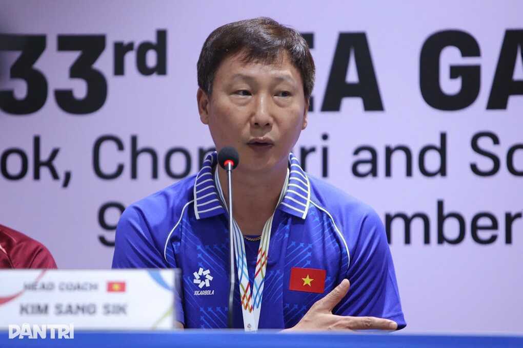 HLV Kim Sang Sik: ~Tôi mong trọng tài làm việc tốt ở trận chung kết~