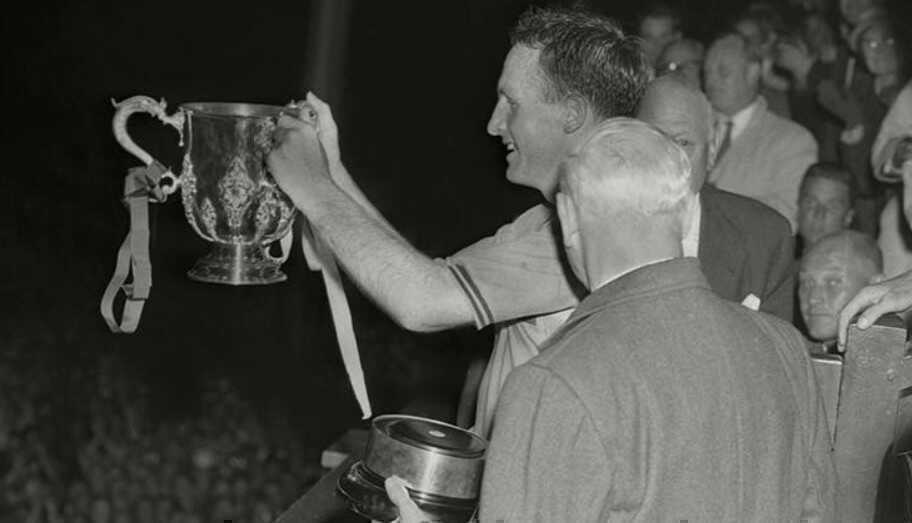 Aston Villa l&agrave; đội đầu ti&ecirc;n đăng quang ở EFL Cup.