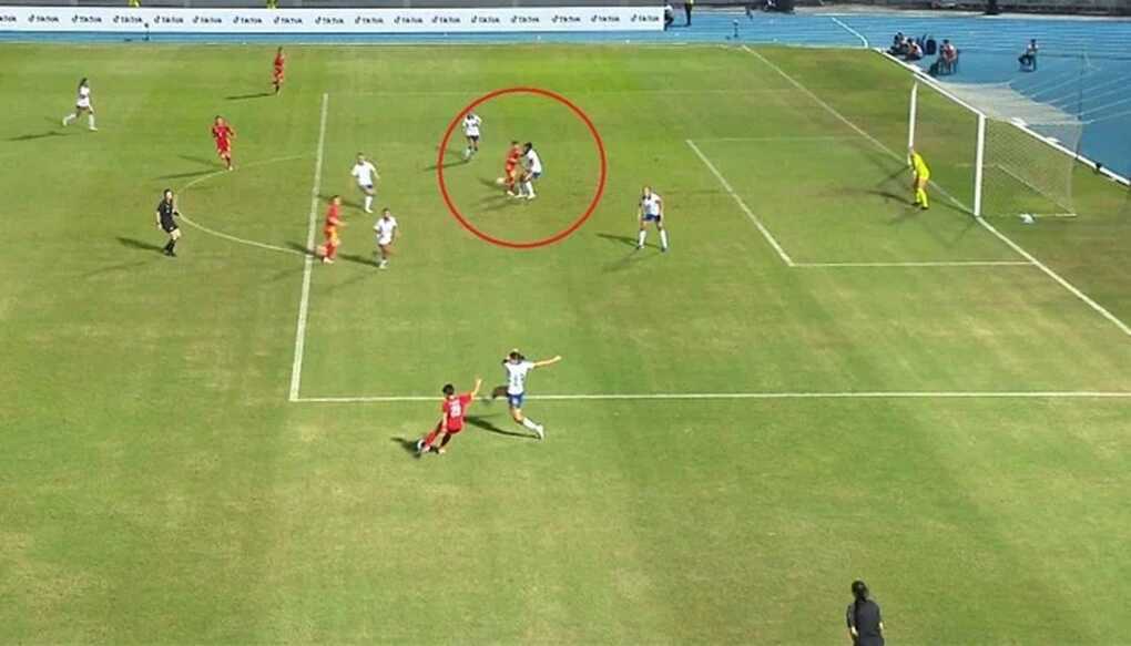 CĐV thế giới phản ứng gay gắt khi tuyển nữ Việt Nam mất bàn thắng oan ức