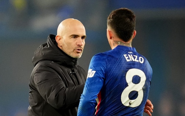 Chelsea cần tiền vệ chia lửa với Enzo Fernandez