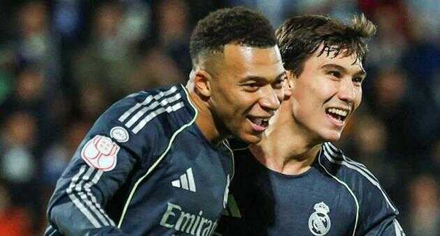 Mbappe nổi bật với c&uacute; đ&uacute;p.