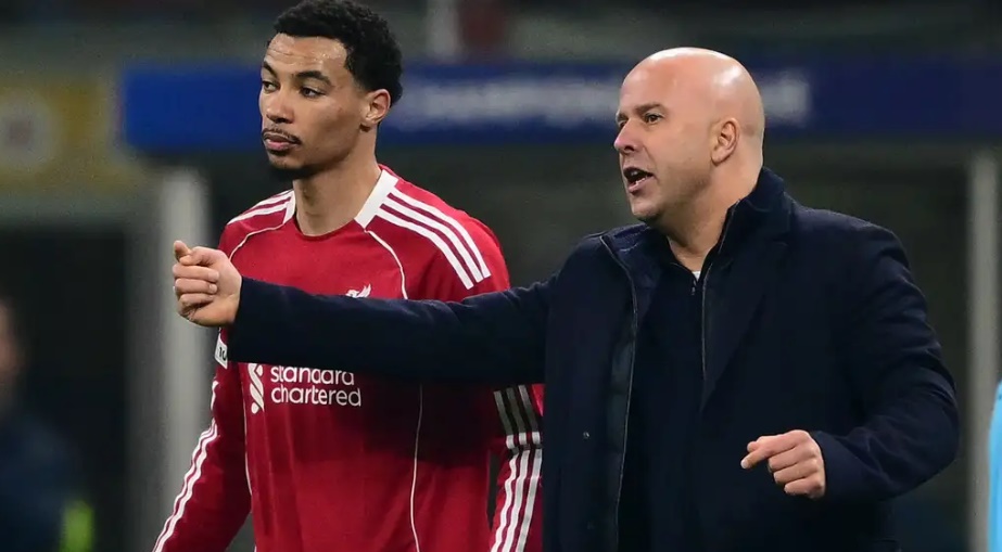 Ekitike l&agrave;m lu mờ Isak.