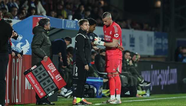 Lunin cứu Real Madrid, Xabi Alonso thở phào