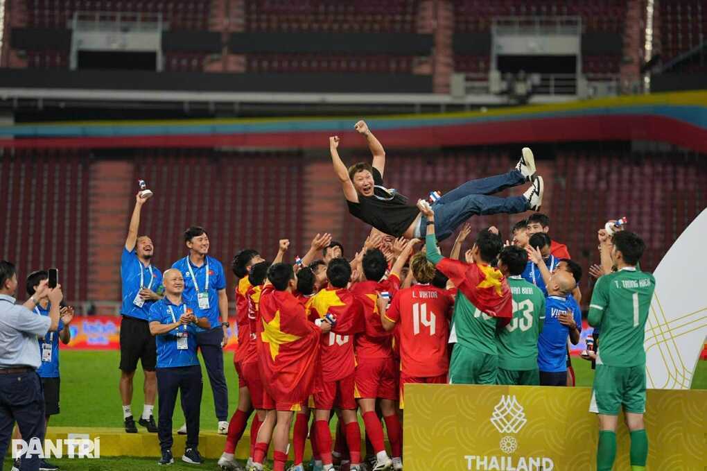 Giành HCV SEA Games, U22 Việt Nam được thưởng lớn, về nước chiều nay