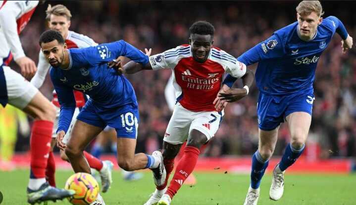 Saka sẽ lĩnh xướng h&agrave;ng c&ocirc;ng Ph&aacute;o thủ.