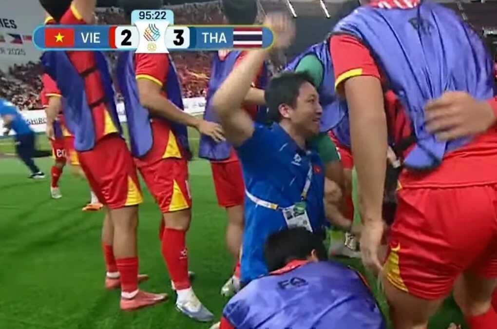 Sự cố sau bàn thắng quý hơn vàng của U22 Việt Nam