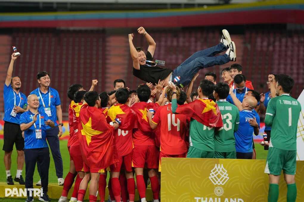 Vì sao HLV Kim Sang Sik không được chủ nhà Thái Lan trao HCV SEA Games? - 2