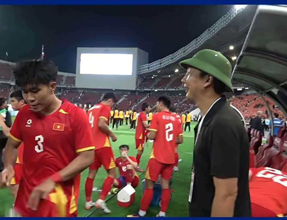 Video Đình Bắc có hành động gây sốt với ông thầy Kim Sang Sik