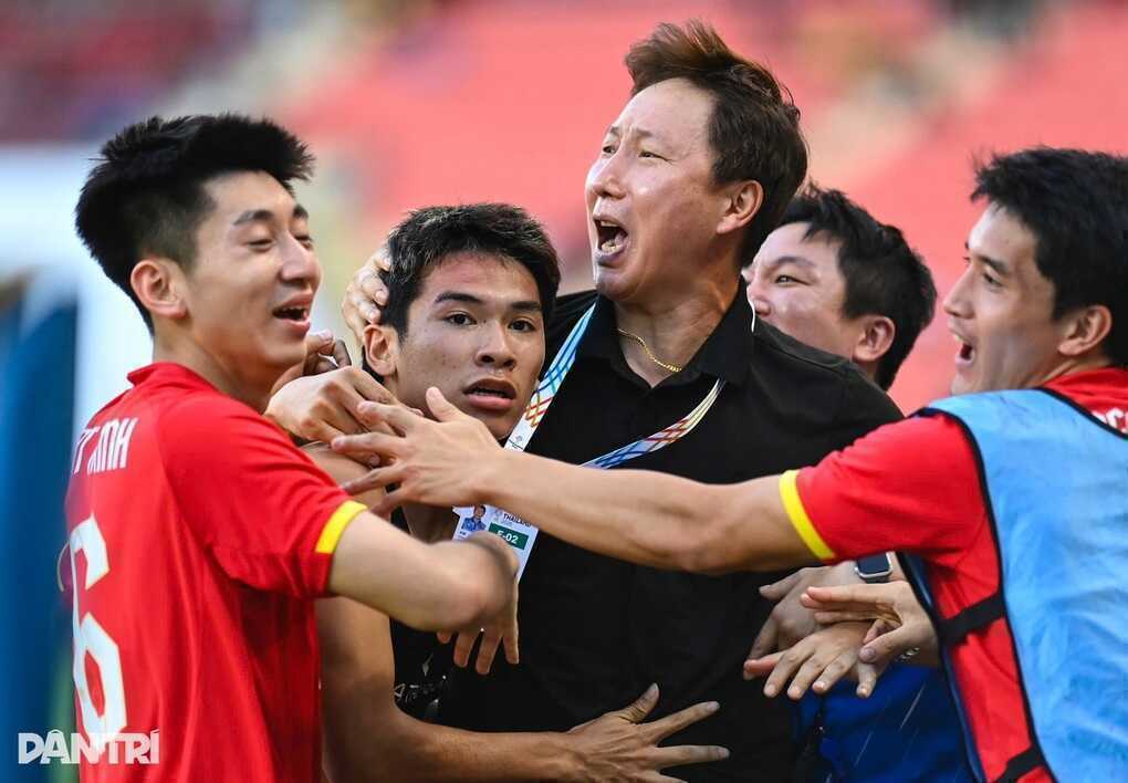 Làm rõ tương lai của HLV Kim Sang Sik sau khi giành HCV SEA Games