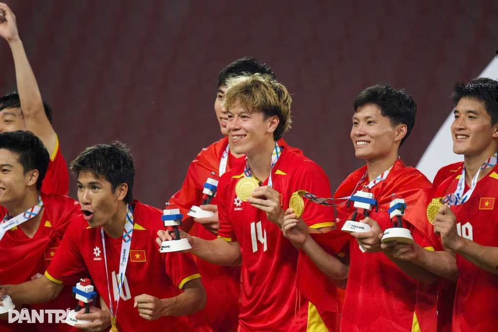 Làm rõ tương lai của HLV Kim Sang Sik sau khi giành HCV SEA Games - 2