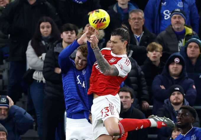 Arsenal tái chiếm đỉnh bảng Ngoại hạng Anh