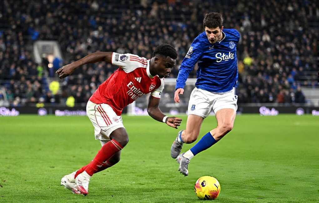 Arsenal thắng tối thiểu Everton, trở lại ngôi đầu bảng