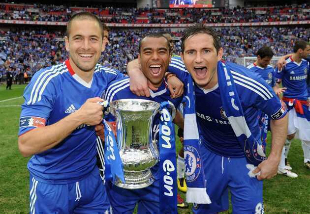 Joe Cole, Ashley Cole v&agrave; Frank Lampard đăng quang FA C&uacute;p c&ugrave;ng Chelsea năm 2010.
