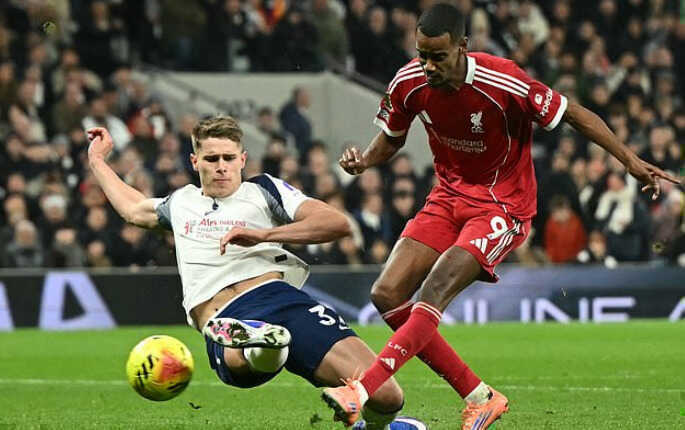 Liverpool hạ Tottenham 2-1: Isak tỏa sáng, Simons nhận thẻ đỏ