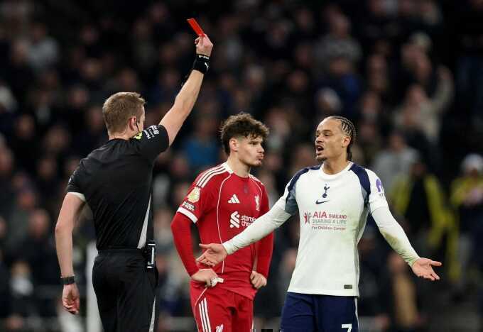Liverpool thắng 9 người Tottenham ở Ngoại hạng Anh