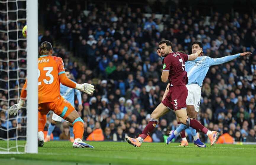 Tijjani Reijnders ghi b&agrave;n sau đường kiến tạo của Haaland.