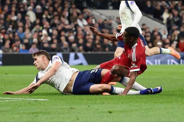 Neville xót xa khi Isak ghi bàn rồi chấn thương nặng tại Liverpool