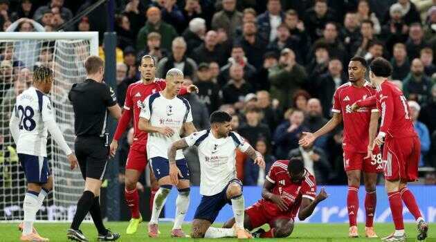 Ngoại hạng Anh: Gary Neville chỉ trích Cristian Romero sau pha đá Konate