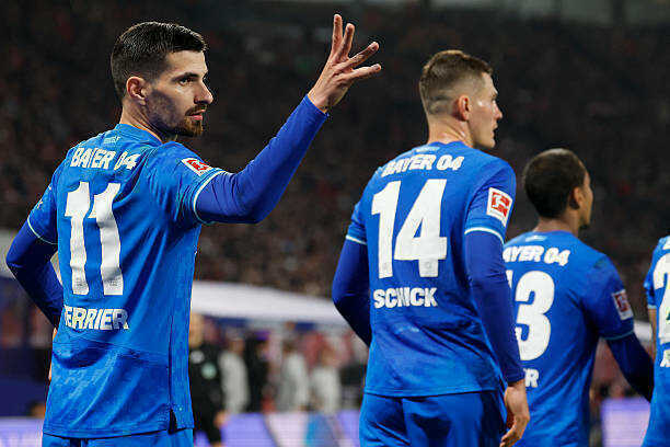 Ngược dòng ngoạn mục, Leverkusen chen chân vào Top 3 Bundesliga