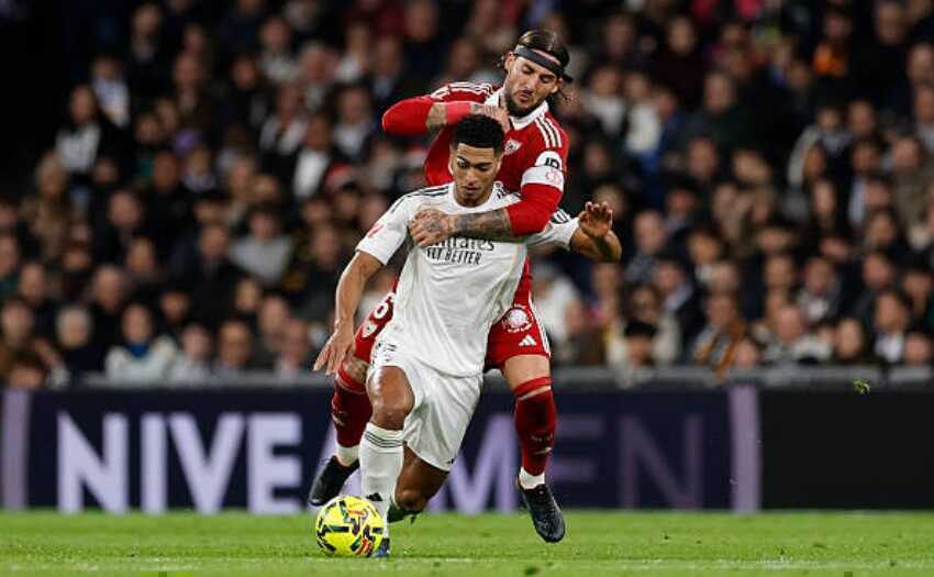 M&agrave;n tr&igrave;nh diễn đầy ''m&aacute;u lửa'' của ng&ocirc;i sao người Anh.