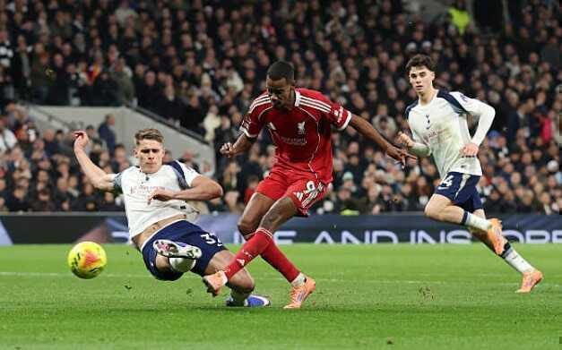 Wirtz kiến tạo cho Isak ghi b&agrave;n.