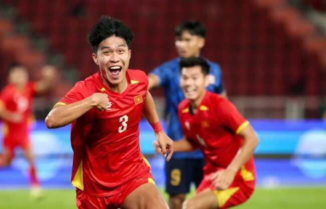 L&yacute; Đức l&agrave; nh&acirc;n tố nổi bật nơi h&agrave;ng ph&ograve;ng ngự U22 Việt Nam.