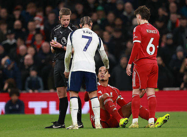 Xavi Simons xin lỗi Van Dijk sau thẻ đỏ ở trận thua của Tottenham trước Liverpool