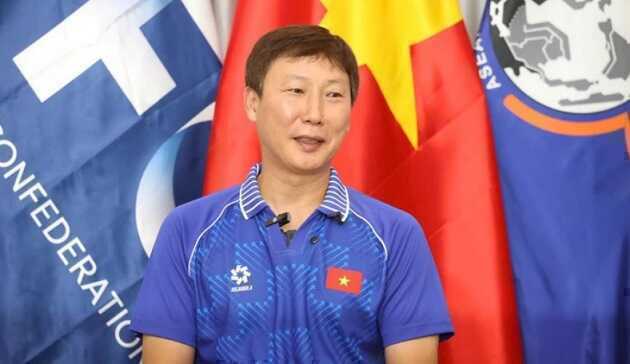 HLV Kim Sang-sik: Vợ tôi tắt tivi khi U22 Việt Nam bị Thái Lan dẫn 0-2