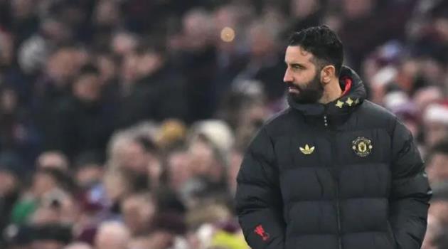 Man Utd thiếu người thay đổi trận đấu, Amorim đối mặt thử thách