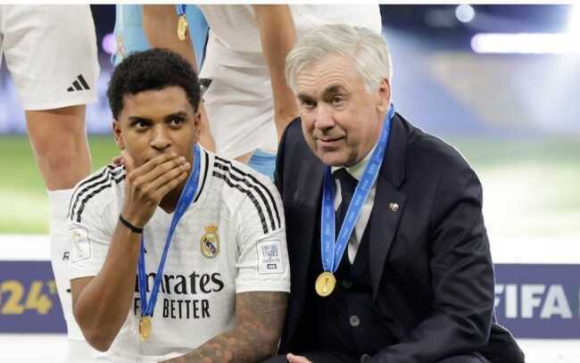 Rodrygo v&agrave; HLV Ancelotti.