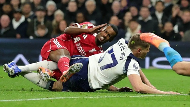 Trung vệ người H&agrave; Lan kh&ocirc;ng nhận thẻ đỏ sau pha b&oacute;ng n&agrave;y