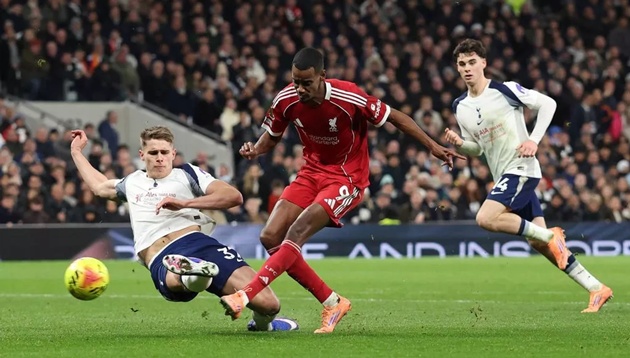 Van de Ven gây tranh cãi vụ Isak