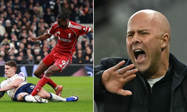 Arne Slot chỉ trích pha vào bóng của Van de Ven khiến Isak chấn thương nặng