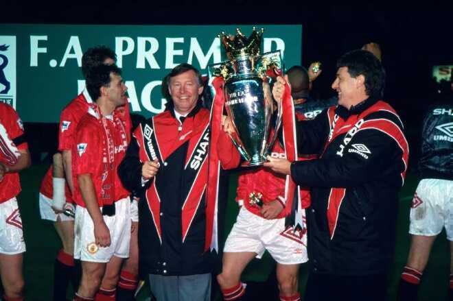 Manchester United n&acirc;ng cao chiếc c&uacute;p v&ocirc; địch FA Premier League đầu ti&ecirc;n trong lịch sử v&agrave;o m&ugrave;a giải 1992&ndash;1993.