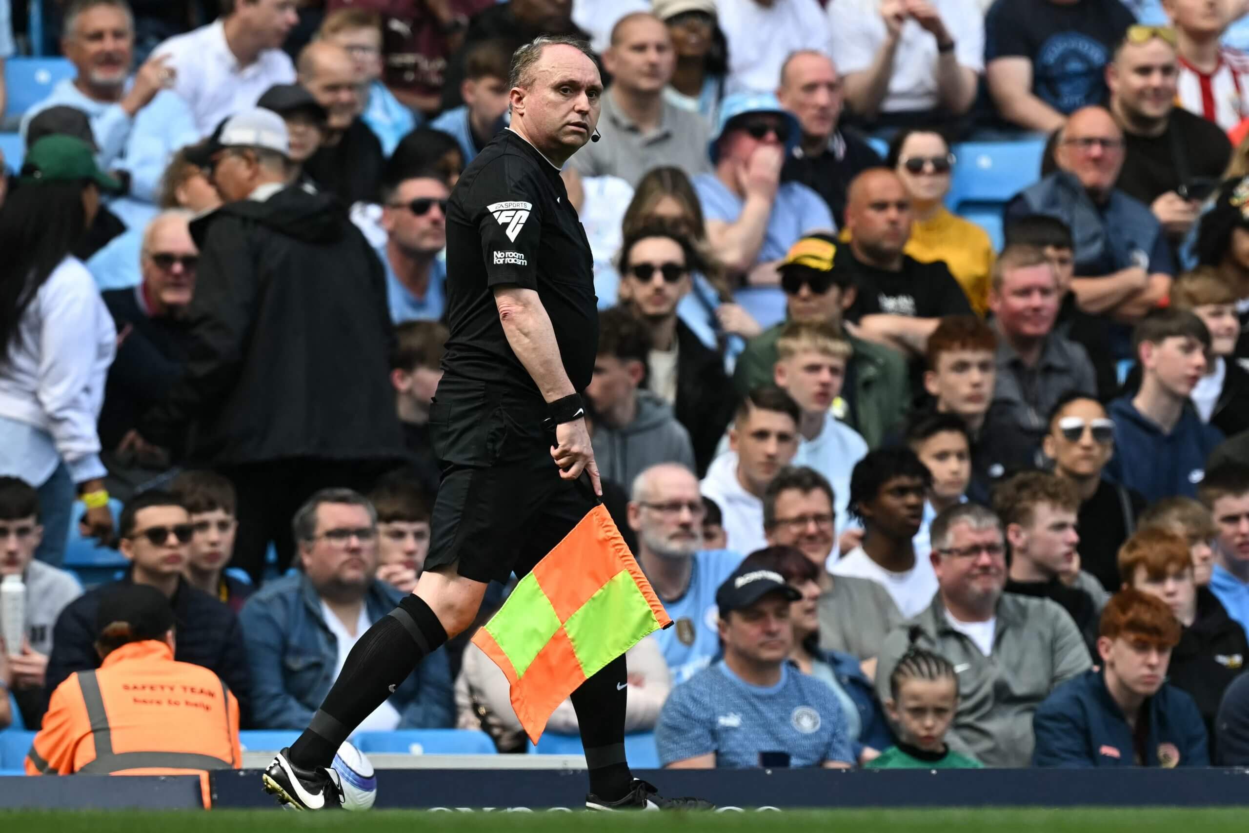 Darren Cann trong trận đấu cuối c&ugrave;ng của anh ấy tại Ngoại hạng Anh, trận gặp Manchester City v&agrave; Crystal Palace, v&agrave;o th&aacute;ng 4 năm 2022.