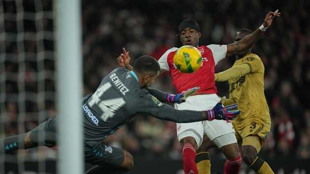 Madueke v&agrave; c&aacute;c đồng đội v&ocirc; duy&ecirc;n trước khung th&agrave;nh